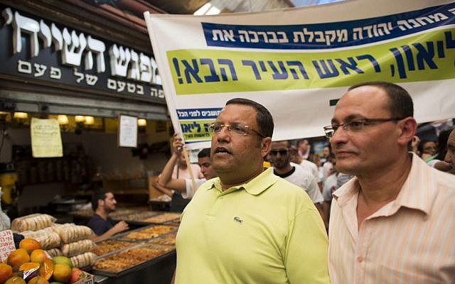 Moshe Lion visits the Mahane Yehuda market in central Jerusalem, on August 5, 2013. (photo credit: Yonatan Sindel/Flash90)