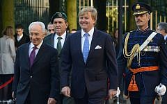 Israeli President Shimon Peres and King Willem-Alexander of The Netherlands pass by the honour guards at Noordeinde Palace on October 1, 2013 in The Hague, Netherlands (photo credit: Amos Ben Gershom/Flash90/GPO)