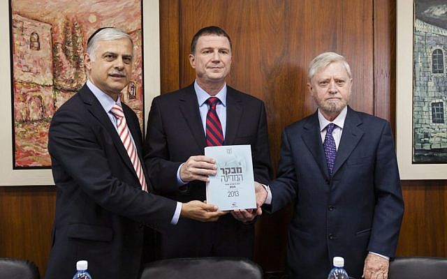 State Comptroller Yosef Shapira (right), Knesset Speaker Yuli Edelstein (center) and the chairman of the State Control committee Amnon Cohen (left) pose with the annual State Comptroller's report, submitted by Shapira on October 15, 2013. (Photo credit: FLASH90)