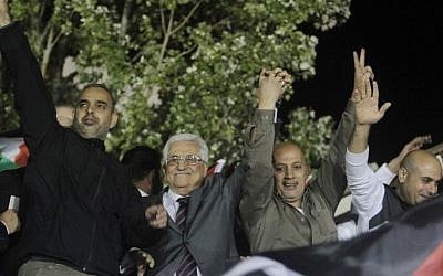 Palestinian Authority President Mahmoud Abbas, second left, flanked by newly released Palestinian security prisoners, greets the crowd in Ramallah, on October 30, 2013 (Issam Rimawi/Flash90)
