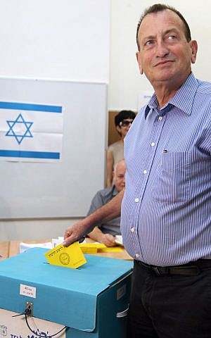 Ron Huldai casts his vote in municipal elections, in Tel Aviv, Tuesday (photo credit: Gideon Markowicz/Flash90)