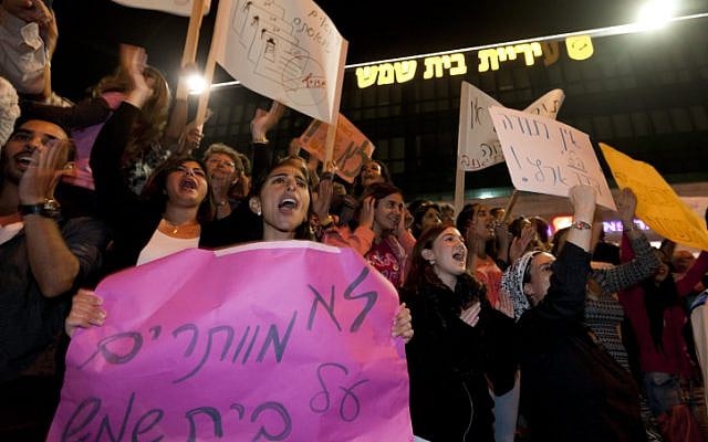 Beit Shemesh residents holding signs as they protest in front of the municipality building in the city of Beit Shemesh on October 23, 2013. (photo credit: Flash90) Beit Shemesh residents holding signs as they protest in front of the municipality building in the city of Beit Shemesh on October 23, 2013. (photo credit: Flash90)