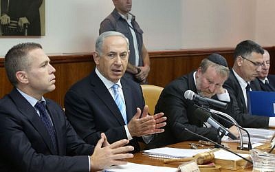 Prime Minister Benjamin Netanyahu leads the weekly Cabinet meeting in Jerusalem, Sunday, October 27, 2013 (photo credit: Marc Israel Sellem/pool/Flash90)