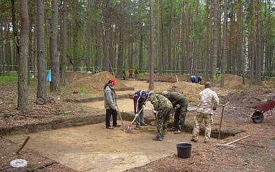 Israeli and Polish researchers excavate at the former death camp Sobibor, in eastern Poland (photo courtesy: Yad Vashem) Israeli and Polish researchers excavate at the former death camp Sobibor, in eastern Poland (photo courtesy: Yad Vashem)