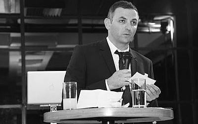 Journalist Amir Mizroch hosts a daily news analysis program. (photo credit: courtesy TLV1)