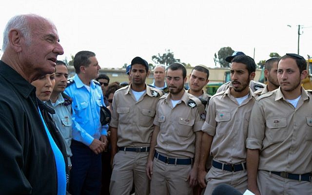 Yaakov Peri (left) meets air force troops at the Tel Nof airbase, April, 2013.( Photo credit: Yossi Zeliger/FLASH90)