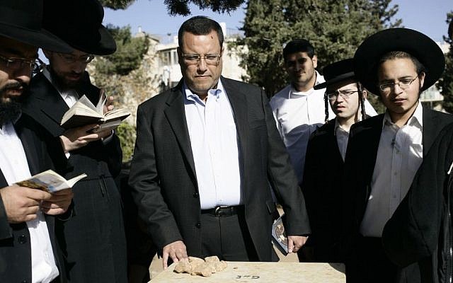 Moshe Lion visiting the grave of Ovadia Yosef Tuesday morning. (photo credit: Flash90)