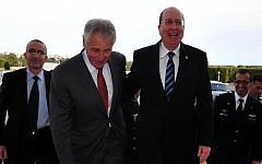 US Secretary of Defense, Chuck Hagel, center left, and Israeli Minister of Defense Moshe Ya'alon, to his right, at the Pentagon, on October 8, 2013 (photo credit: Israeli Ministry of Defense)