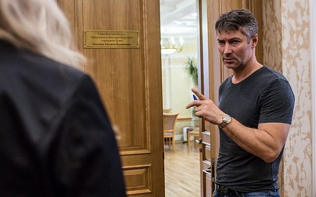 Yekaterinburg Mayor Yevgeny Roizman talking to an aide outside his office, Oct. 17, 2013. (photo credit: Brendan Hoffman/Getty Images/JTA) Yekaterinburg Mayor Yevgeny Roizman talking to an aide outside his office, Oct. 17, 2013. (photo credit: Brendan Hoffman/Getty Images/JTA)