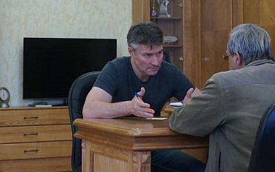 Yekaterinburg Mayor Yevgeny Roizman meeting with a constituent in his office, Oct. 17, 2013. (photo credit: Cnaan Liphshiz/JTA)