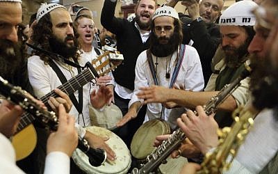 Pilgrims to Uman celebrating at the grave of Rebbe Nachman, Sept. 7, 2013. (photo credit: Yaakov Naumi/Flash90)