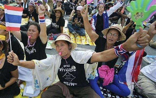 Anti-government protesters stage a sit-in at the Finance Ministry in Bangkok, Thailand, Tuesday, Nov. 26, 2013. (photo credit: AP Photo/Sakchai Lalit) Anti-government protesters stage a sit-in at the Finance Ministry in Bangkok, Thailand, Tuesday, Nov. 26, 2013. (photo credit: AP Photo/Sakchai Lalit)