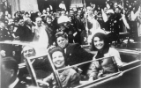 Jackie Kennedy (back seat - R) sitting beside President John F. Kennedy in the presidential limousine moments before his assassination. Victor Hugo King / Wikipedia Commons