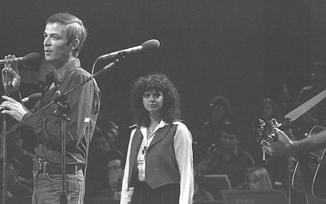 Arik Einstein on stage in 1974 (photo credit: Wikimedia Commons CC BY-SA 3.0, Sa'ar Ya'acov)