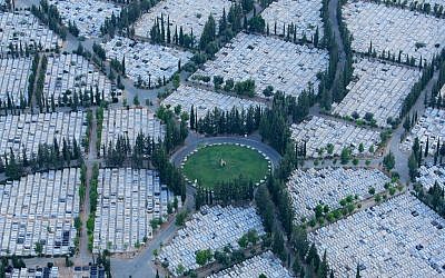 Aerial view of Petah Tikva's Yarkon cemetery. (Moshe Shai/Flash90)