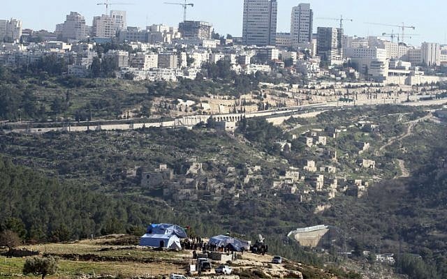 A Palestinian encampment outside the village of Beit Iksa, near central Jerusalem (photo credit: Issam Rimawi/Flash 90) A Palestinian encampment outside the village of Beit Iksa, near central Jerusalem (photo credit: Issam Rimawi/Flash 90)