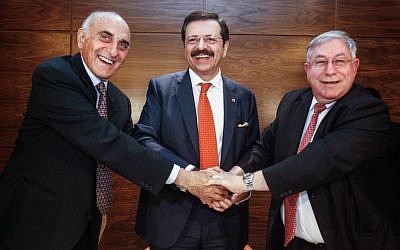 Rifat Hisarcıklıoğlu (center), Oren Shachor (right) and Munib al-Masri (left) at a ceremony for a new institution for commercial arbitration between Israel and the Palestinian Authority in Turkish mediation. (photo credit: Flash90)