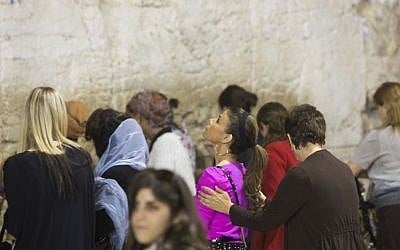 American singer Paula Abdul visits the Western Wall, Judaism's holiest site, in Jerusalem's Old City on October 31, 2013, six days before she celebrated her bat mitzva in Safed. (photo credit: Yonatan Sindel/Flash90)