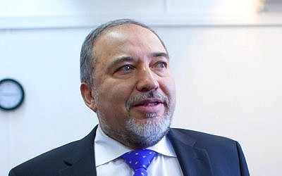 Avigdor Liberman at the Jerusalem Magistrate's Court on November 6, 2013 (Alex Kolomoisky/Pool/Flash90)
