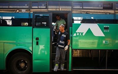 Police investigate the bus where Israeli soldier Eden Atias was stabbed to death on November 13 (photo credit: Avishag Shaar Yashuv/FLASH90)