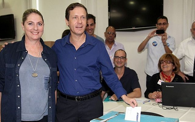 MK Isaac Herzog casts his vote in the Labor primaries, Thursday, November 21, 2013. (photo credit: Gideon Markowicz/Flash90) MK Isaac Herzog casts his vote in the Labor primaries, Thursday, November 21, 2013. (photo credit: Gideon Markowicz/Flash90)