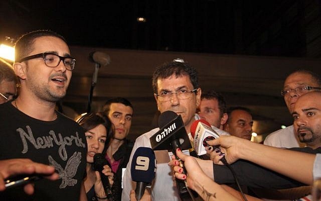 Hospital director Gabi Barbash announcing Arik Einstein's death Tuesday night. (photo credit: Gideon Markowicz/Flash90)