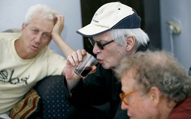 Arik Einstein, Israeli singer, songwriter and actor, seen with Tzvi Shissel (R) and actor Shlomo 'Moni' Moshonov (L) in Tel Aviv, July 20, 2007 (photo credit: Moshe Shai/Flash90)