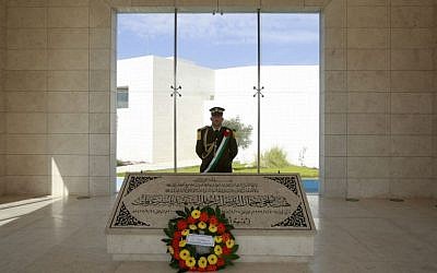 A Palestinian honor guard stands at the grave of the late Palestinian Authority president Yasser Arafat in the West Bank city of Ramallah on Friday, Nov. 8, 2013. (photo credit: AP Photo/Majdi Mohammed)
