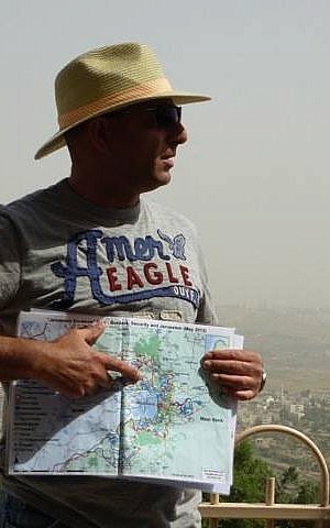 Shaul Arieli, who has the army man's love of maps, in mid-tour (Photo credit: Courtest Shaul Arieli/ Facebook)