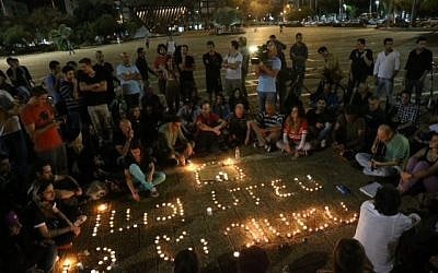Dozens of Israelis light candles and sing at Rabin Square in Tel Aviv, while mourning the death of Israeli singer Arik Einstein. Arik Einstein passed away at the age of 74 on November 27, 2013. (photo credit: Flash90)