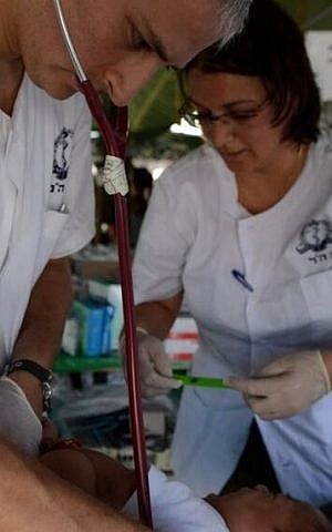 The Israeli delegation's medical team treat victims of Typhoon Haiyan in the Philippines, November 20, 2013. (Photo credit: IDF Spokesperson's Unit/Twitter)