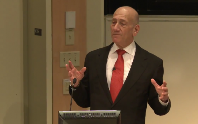 Former Israeli prime minister Ehud Olmert speaks to Darthmouth College, New Hampshire, November 12, 2013. (screen capture: Youtube/Dartmouth)
