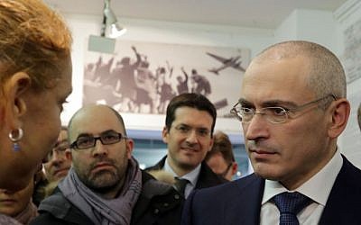 Freed Russian prisoner Mikhail Khodorkovsky, right, as he arrives for a press conference in Berlin, Sunday Dec. 22, 2013. (photo credit: AP/dpa, Kay Nietfeld)