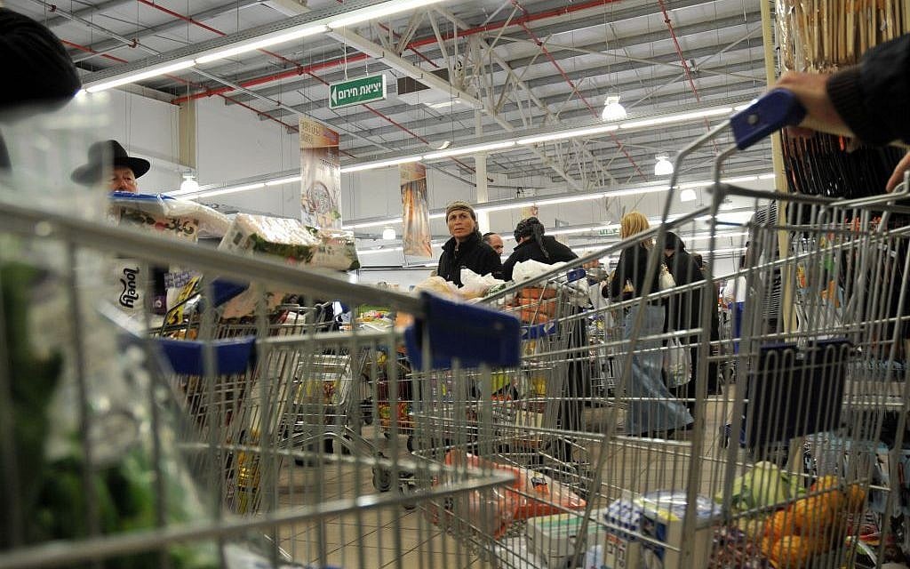 Shopping online avoids a lot of the hassles found in the stores (photo credit: Sophie Gordon/Flash 90) Shopping online avoids a lot of the hassles found in the stores (photo credit: Sophie Gordon/Flash 90)