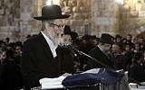 Rabbi Eliezer Berland participates in a mass prayer session at the Western Wall in Jerusalem, on January 25, 2012. (Uri Lenz/Flash90)