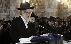Rabbi Eliezer Berland participates in a mass prayer session at the Western Wall in Jerusalem, on January 25, 2012. (Uri Lenz/Flash90)