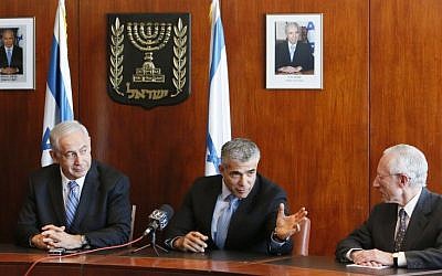Prime Minister Benjamin Netanyahu, Finance Minister Yair Lapid and outgoing Bank of Israel Governor Stanley Fischer at a press conference in the Knesset, June 24, 2013. (Photo credit: Miriam Alster / Flash90)