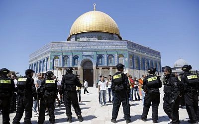 Illustrative photo of Israeli police on the Temple Mount. (Sliman Khader/Flash90)