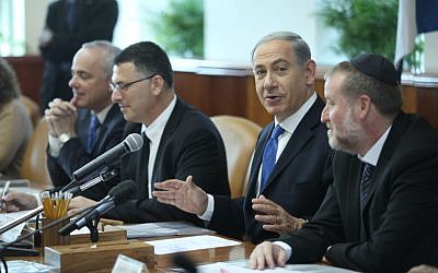 Prime Minister Benjamin Netanyahu leads the weekly cabinet meeting, November 17, 2013. (Photo credit: Yossi Aloni/POOL/Flash90)