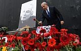 Prime Minister Benjamin Netanyahu lays a flower on the coffin of Israeli legendary singer Arik Einstein (photo credit: Kobi Gideon/GPO/FLASH90)