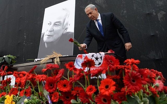 Prime Minister Benjamin Netanyahu lays a flower on the coffin of Israeli legendary singer Arik Einstein (photo credit: Kobi Gideon/GPO/FLASH90) Prime Minister Benjamin Netanyahu lays a flower on the coffin of Israeli legendary singer Arik Einstein (photo credit: Kobi Gideon/GPO/FLASH90)