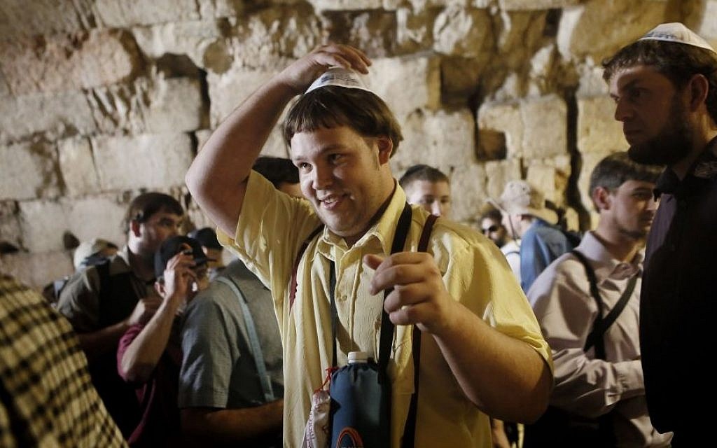 Members of the Amish community tour the Western Wall in Jerusalem's Old City, Thursday, November 28, 2013 (photo credit: Miriam Alster/Flash90)