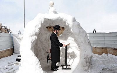 A haredi man prays during a snowy winter morning in Jerusalem, December 13, 2013. (Photo credit: Mendy Hechtman/Flash90)