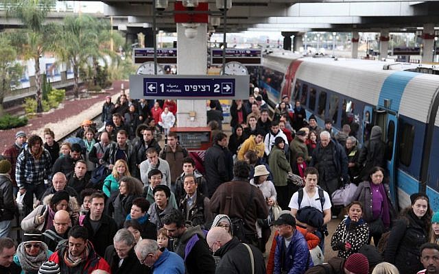 People who were stranded in Jerusalem during the major snowstorm that hit the capital arrive at the Tel Aviv Merkaz train station on December 14, 2013. (Gideon Markowicz/Flash90)