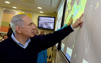 Prime Minister Benjamin Netanyahu seen at the situation room of the Jerusalem municipality during the storm, December 14, 2013. (Photo credit: Haim Zach/GPO/Flash90)