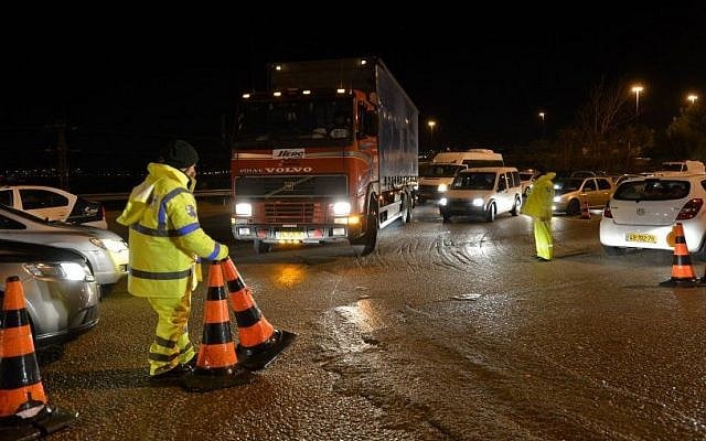 Police open Latrun Junction for public traffic after the road was blocked for two days because of heavy snowfall in Jerusalem, late on December 14, 2013. (Photo credit: Yossi Zeliger/Flash90)