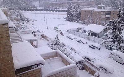 Snow storm in Jerusalem, Friday, December 13, 2013. (photo credit: Israel Hatzolah)