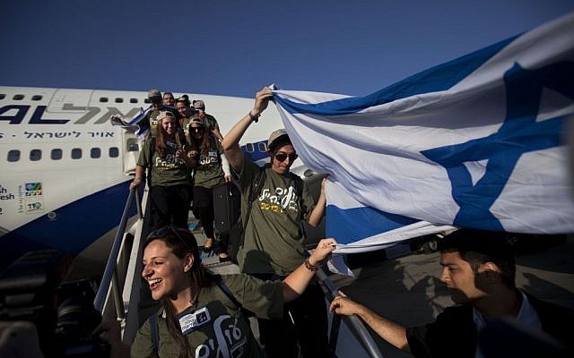 Jewish immigrants from the US wave an Israeli flag as they arrive at the Ben Gurion airport near Tel Aviv, Israel, Aug. 14, 2012 . (photo credit: AP/Oded Balilty, File) Jewish immigrants from the US wave an Israeli flag as they arrive at the Ben Gurion airport near Tel Aviv, Israel, Aug. 14, 2012 . (photo credit: AP/Oded Balilty, File)