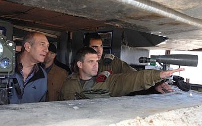 Brig. Gen. Gal Hirsch, center, with then-prime minister Ehud Olmert in 2006. (Moshe Milner/GPO/Flash90)