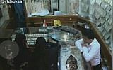 Six-year-old girl robs Saudi Arabian jewelry store. (Screenshot)